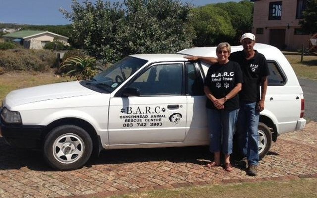 BARC se “nuwe” bakkie, saam met ‘n dankbare Annalie Jonker en Gavin Hughes  